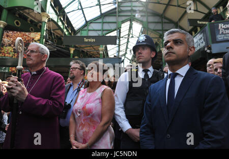 Sindaco di Londra Sadiq Khan e il Vescovo di Southwark Christopher Chssun unisce gli operatori e visitatori per un minuto di silenzio per ricordare le vittime del London Bridge il terrore prima di attaccare il mercato campana suona per contrassegnare l'apertura del mercato di Borough. Foto Stock