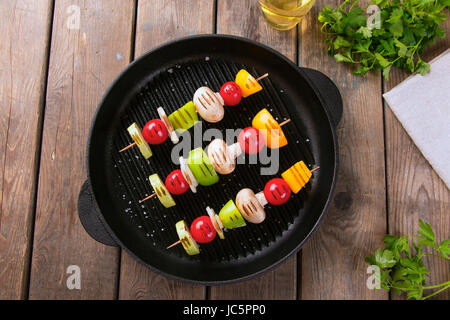 Alette di pollo fritte grill sulla padella per grigliare Foto Stock