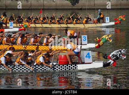 KAOHSIUNG, Taiwan - 11 giugno: quattro squadre non identificato competere nel 2013 Dragon Boat gare sul fiume dell'amore su Giugno 11, 2013 in Kaohsiung Foto Stock