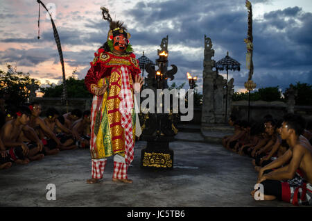 Uluwatu - MARZO 15: Balinese tradizionale danza Kecak al Tempio di Uluwatu sul Mar 15, 2015, Bali, Indonesia. Kecak (noto anche come Ramayana Monkey Chant) ho Foto Stock