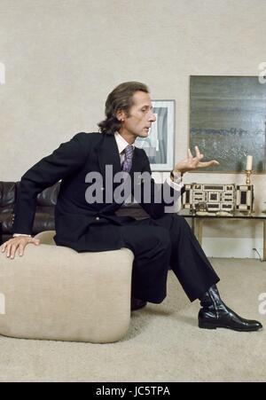 French fashion designer Marc Bohan in posa nel suo appartamento di Parigi, c.1972. Foto di Michael Holtz Foto Stock