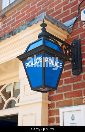 Primo piano della lampada blu a muro fuori dalla stazione di polizia locale Thirsk North Yorkshire Inghilterra Regno Unito GB Gran Bretagna Foto Stock