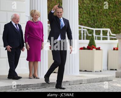 Fine Gael leader Leo Varadkar lascia Aras un Uachtarain a Dublino dopo aver ricevuto il suo sigillo di office come Taoiseach dal presidente Michael D Higgins (sinistra) che è accompagnato da sua moglie Sabina. Picture Data: Mercoledì 14 Giugno, 2017. Vedere PA storia Taoiseach. Foto di credito dovrebbe leggere: Brian Lawless/PA FILO Foto Stock