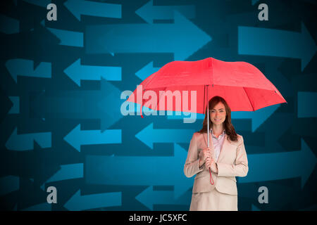 Immagine composita di attraenti imprenditrice azienda Ombrellone rosso Foto Stock