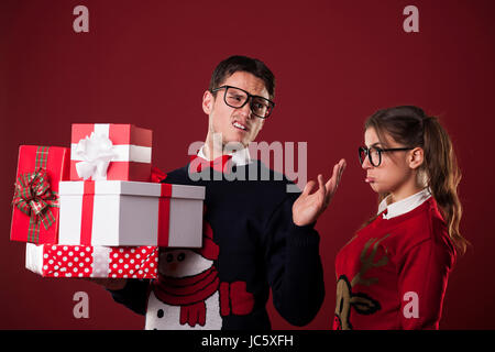 Regali Di Natale Stupidi.Rude Da Stupidi Uomo Con I Regali Di Natale Debica Polonia Foto Stock Alamy