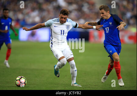 L'Inghilterra del Alex Oxlade-Chamberlain (sinistra) e quella della Francia Lucas Digne battaglia per la sfera durante l'amichevole internazionale allo Stade de France di Parigi. Foto Stock