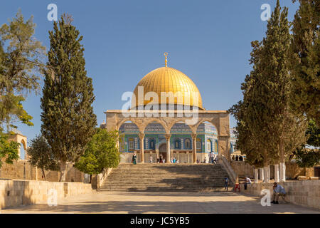 Vista della Cupola della roccia, sul Monte del Tempio, monte Moriah, nella Città Vecchia di Gerusalemme, un sito Patrimonio Mondiale dell'UNESCO, Israele, Medio Oriente. Foto Stock