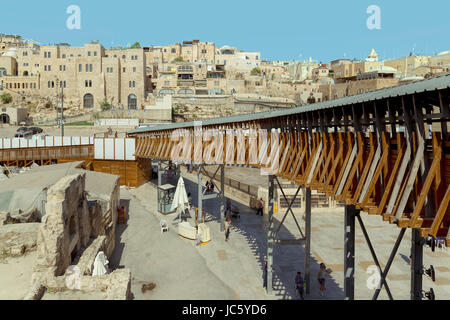 Passaggio sopraelevato presso il Muro del Pianto & Western Wall Plaza e dando accesso alla Montagna del Tempio e Cupola della roccia, la Città Vecchia di Gerusalemme, Israele. Foto Stock