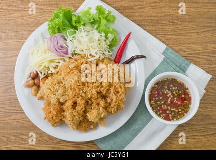 Cucina tailandese e cibo, vista dall'alto del tailandese tradizionale croccante Insalata di pesce gatto servita con Green Oak, Shredded Green Mango e cipolla rossa, cavolo, peperoncino, Peanu Foto Stock