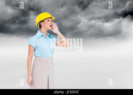 Immagine composita di architetto attraente a urlare contro i lavoratori Foto Stock