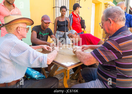 Gli uomini anziani la riproduzione dei dominos su strada in Trinidad, Cuba Foto Stock