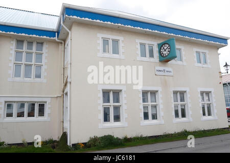 Vista di Stanley town hall, Isole Falkland, che mostra municipio orologio Foto Stock