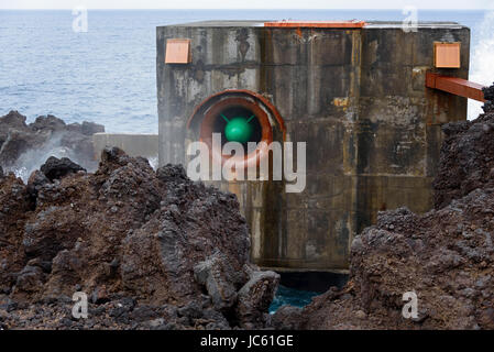 Potenza di onda stazione di affrancatura postale, Cachorro, Pico, Azzorre, Portogallo, Wellenkraftwerk, Porto Cachorro, Azoren Foto Stock