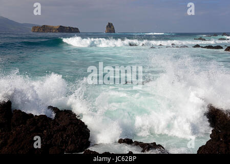 Onde, Areia Funda, Pico, Azzorre, Portogallo / guarda le isole Deitado e Em Pe, in Wellen, Belgium.Wellen, Azoren, Portogallo / Blick auf Isole Deitado und Em Pe Foto Stock
