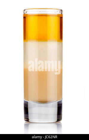 Girato tre strati cocktail alcolici isolati su sfondo bianco Foto Stock