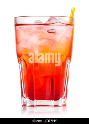 Rosso cocktail alcolici con ghiaccio e paglia isolati su sfondo bianco Foto Stock