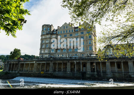 L'Hotel Impero in bagno, affacciato sulla Pulteney weir sul fiume Avon Foto Stock