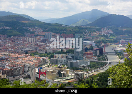 BILBAO, Spagna - 10 luglio 2014: Panorama sul centro di Bilbao, Paesi Baschi, con il famoso Museo Guggenheim Bilbao dal corso del fiume Nervion. Foto Stock