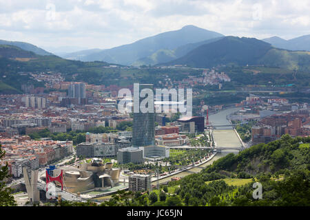 BILBAO, Spagna - 10 luglio 2014: Panorama sul centro di Bilbao, Paesi Baschi, con il famoso Museo Guggenheim Bilbao dal corso del fiume Nervion. Foto Stock