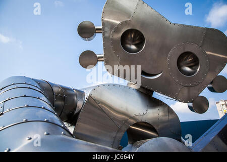 Scultura di metallo "Viaggi Man', in Deep Ellum quartiere di Dallas, Texas Foto Stock