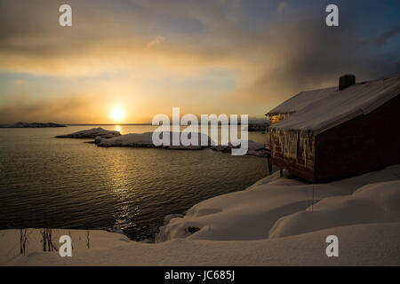 Sunrise al più posto a sud delle isole Lofoten, A, in Norvegia., Sonnenaufgang am südlichsten Ort der Lofoten, in Norwegen. Foto Stock