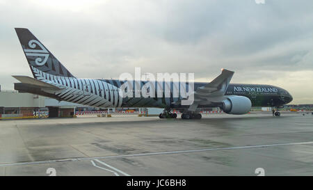 Air New Zealand Boeing 777-300 aeromobile ZK-OKQ in tutti i colori nero in partenza da Heathrow Foto Stock