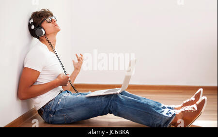 Hipster uomo suonare la chitarra di aria Foto Stock