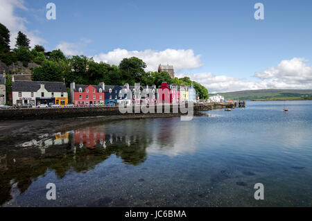 Il lungomare di Tobermory con le sue case colorate - Isle of Mull, Scozia Foto Stock