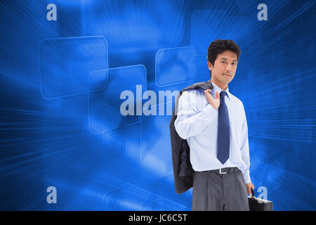 Immagine composita del ritratto di un imprenditore in possesso di una valigetta e la sua camicia sulla sua spalla Foto Stock