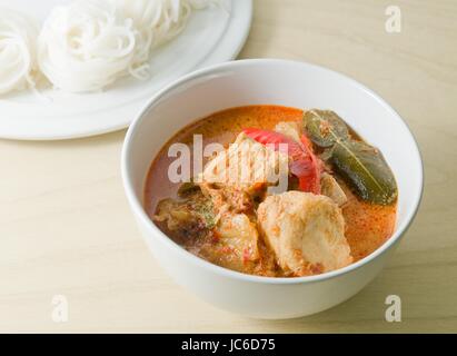 Cibo vegan, deliziosi curry tailandese rossa con trama di proteine vegetali, ananas e latte di cocco. Foto Stock