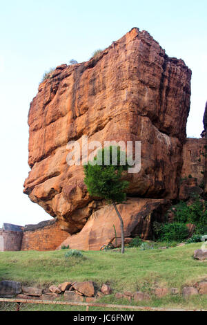 Enorme box verticale come formazione di roccia a Badami, Karnataka, India, Asia Foto Stock