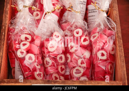 Rote Herz-Bonbons eingepackt in Plastiktüten Foto Stock