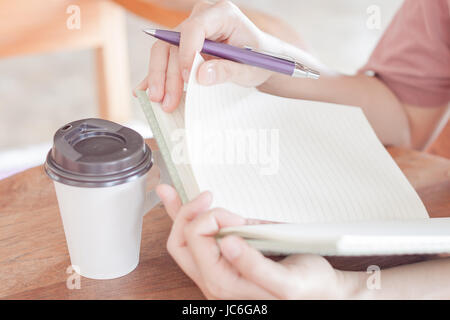 Tempo di raffreddamento per la scrittura in un coffee shop, stock photo Foto Stock