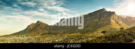 Il paesaggio mozzafiato panorama della Table Mountain, a cape town, Sud Africa, con drammatiche le nuvole e la luce calda del sole getta un' ombra dal mounta Foto Stock