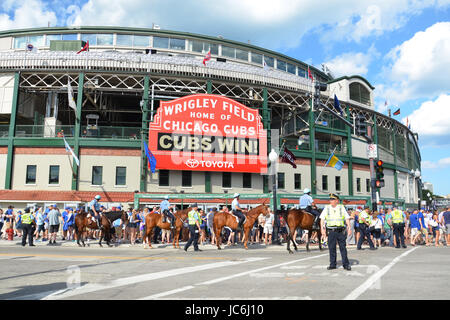 CHICAGO - 29 Maggio: Wrigley Field, casa dei Chicago Cubs, è qui mostrato il 29 maggio 2016. Le ventole sono di celebrare la propria 7-2 vincere contro il Philadelphia Foto Stock