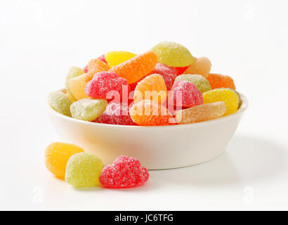 Frutta a forma di caramella gommosa rivestite di zucchero semolato Foto Stock