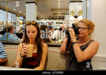 I turisti. Mather e figlia. All'interno di coffee shop. Manhattan. La città di New York. Noi 17, 18, 19, 20, 21, 25, 40, 44, 45, 49, 50, 54 anni, anni Foto Stock