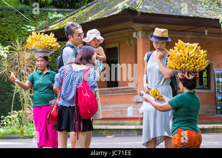 Bali, Indonesia - 1 Maggio 2017: Donna la vendita delle banane a Tirta Empul, un Indù acqua Balinese tempio famoso per la sua primavera sacra acqua, vicino Tampaksiring Foto Stock