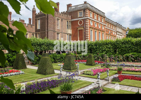 Lo stagno di giardini in fiore in estate presso il Palazzo di Hampton Court a Londra. Foto Stock