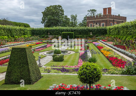 Lo stagno di giardini in fiore in estate presso il Palazzo di Hampton Court a Londra. Foto Stock