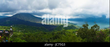 Vista panoramica sul Lago Batur e vulcano vicino a Kintamani village, Bali, Indonesia Foto Stock