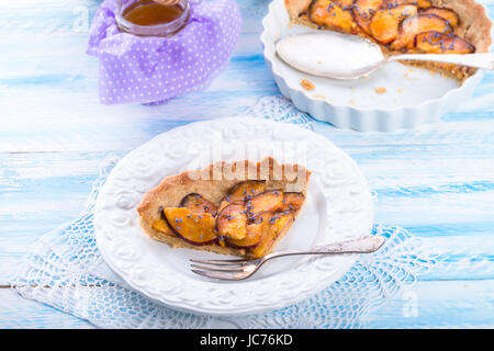 Pesche noci tarte con lavanda e miele Foto Stock