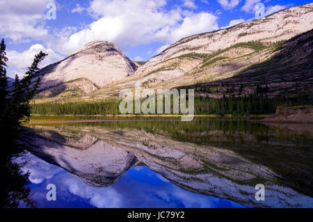 Piccola soluzione salina nel Parco Nazionale di Jasper, piccolo lago nel Parco Nazionale di Jasper Foto Stock