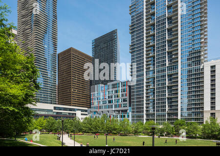 Edifici che circondano il Lago Shore East Park Foto Stock