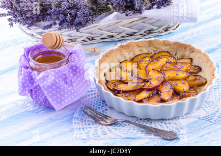 Pesche noci tarte con lavanda e miele Foto Stock