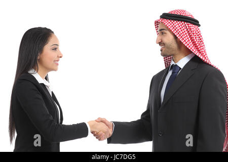 Vista laterale di un Arabo Saudita handshaking imprenditori isolati su sfondo bianco Foto Stock