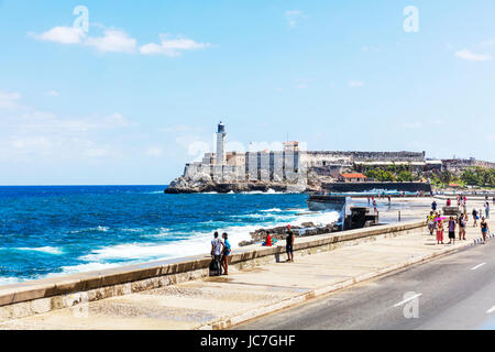 Il Malacon Havana guardando verso il faro e fortezza di Castillo de los Tres Reyes del Morro o Morro Castle Havana, Cuba, Caraibi faro, Foto Stock