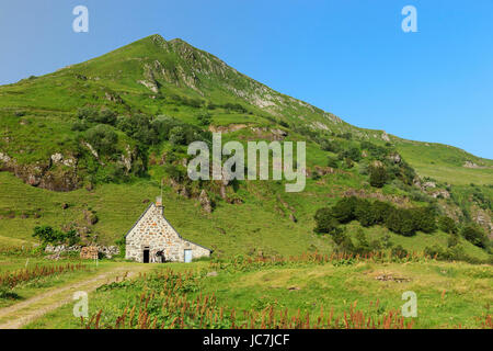 Francia, Cantal (15), Le Puy Mary, gite d'étape le buron d'Eylac devant le sommet du Puy Mary // Francia, Cantal, Puy Mary, cottage stadio del buron E Foto Stock