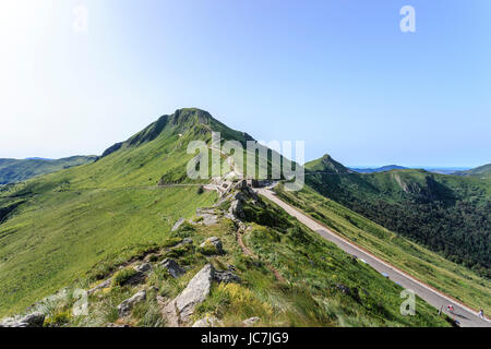 Francia, Cantal (15), Le Puy Mary et le Pas de Peyrol devant // Francia, Cantal, il Puy Mary e il Pas de Peyrol (pass) Foto Stock