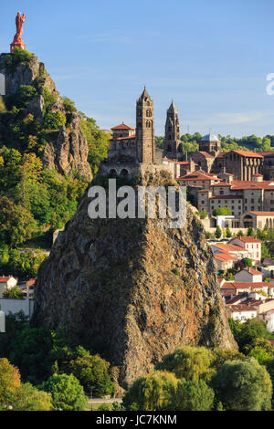 Francia, Haute-Loire (43), Le Puy-en-Velay, dominé par la Chapelle Saint Michel d'Aiguille, le Rocher Corneille et sa statua di Notre-dame de France, la C Foto Stock